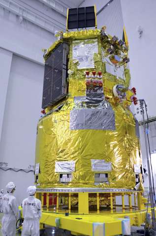 〈金ぴかボディーの新型機〉公開された「ＨＴＶ－Ｘ」１号機＝６月２日、南種子町の種子島宇宙センター