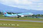 〈資料写真〉ソウル－鹿児島を結ぶ大韓航空機＝霧島市の鹿児島空港