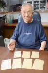 父静雄さんが家族に送ったはがきを前に、思いを語る渡辺忠さん