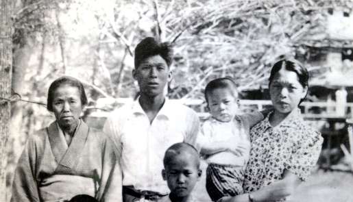 １９４０年ごろ撮影された家族写真。母に抱かれる渡辺忠さん、前列は兄誠利さん（渡辺さん提供）