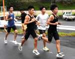 なし（１４キロ走で汗を流す選手たち＝出水市野田）