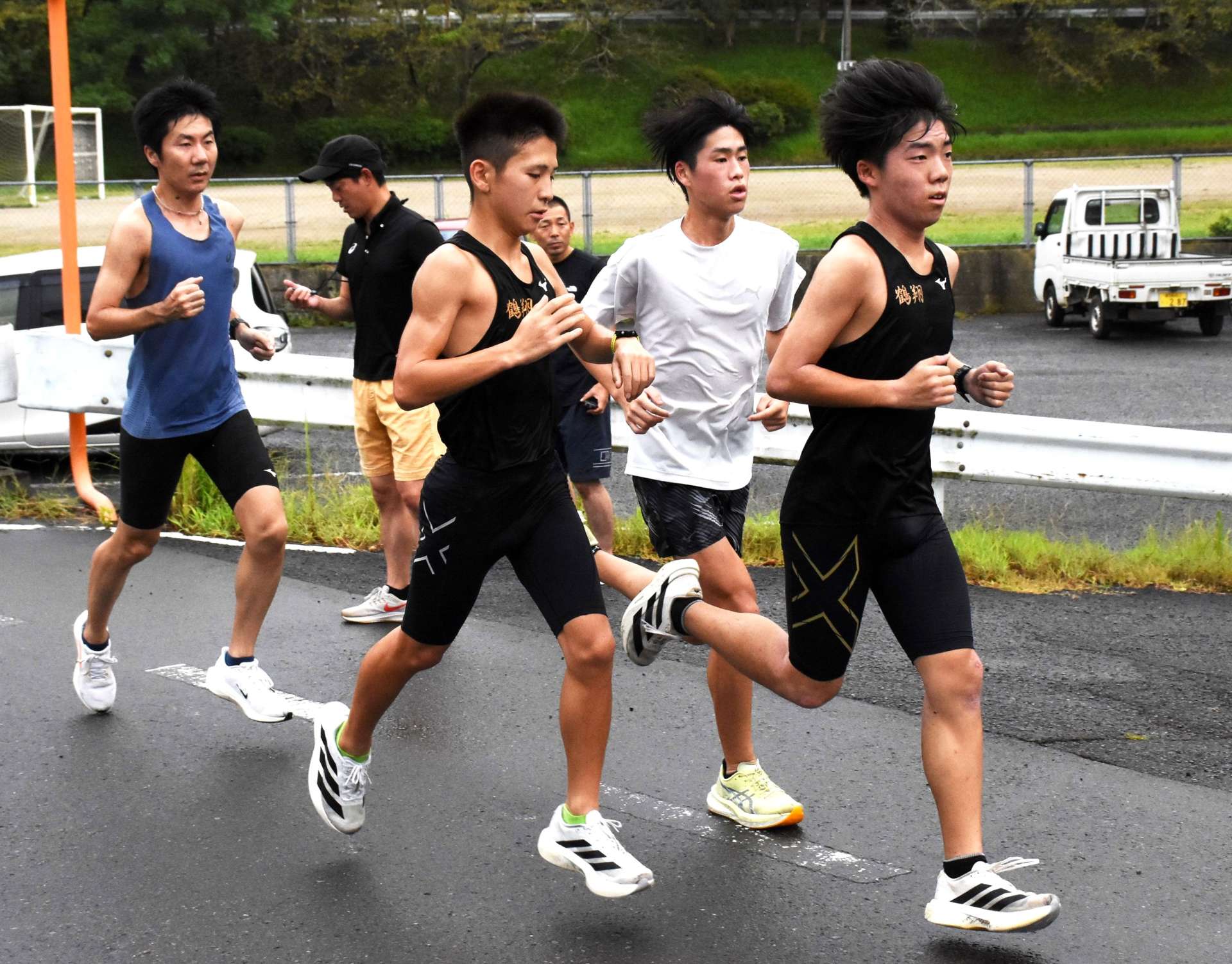 なし（１４キロ走で汗を流す選手たち＝出水市野田）