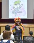 観客と交流する絵本作家のサトシンさん＝南大隅町役場