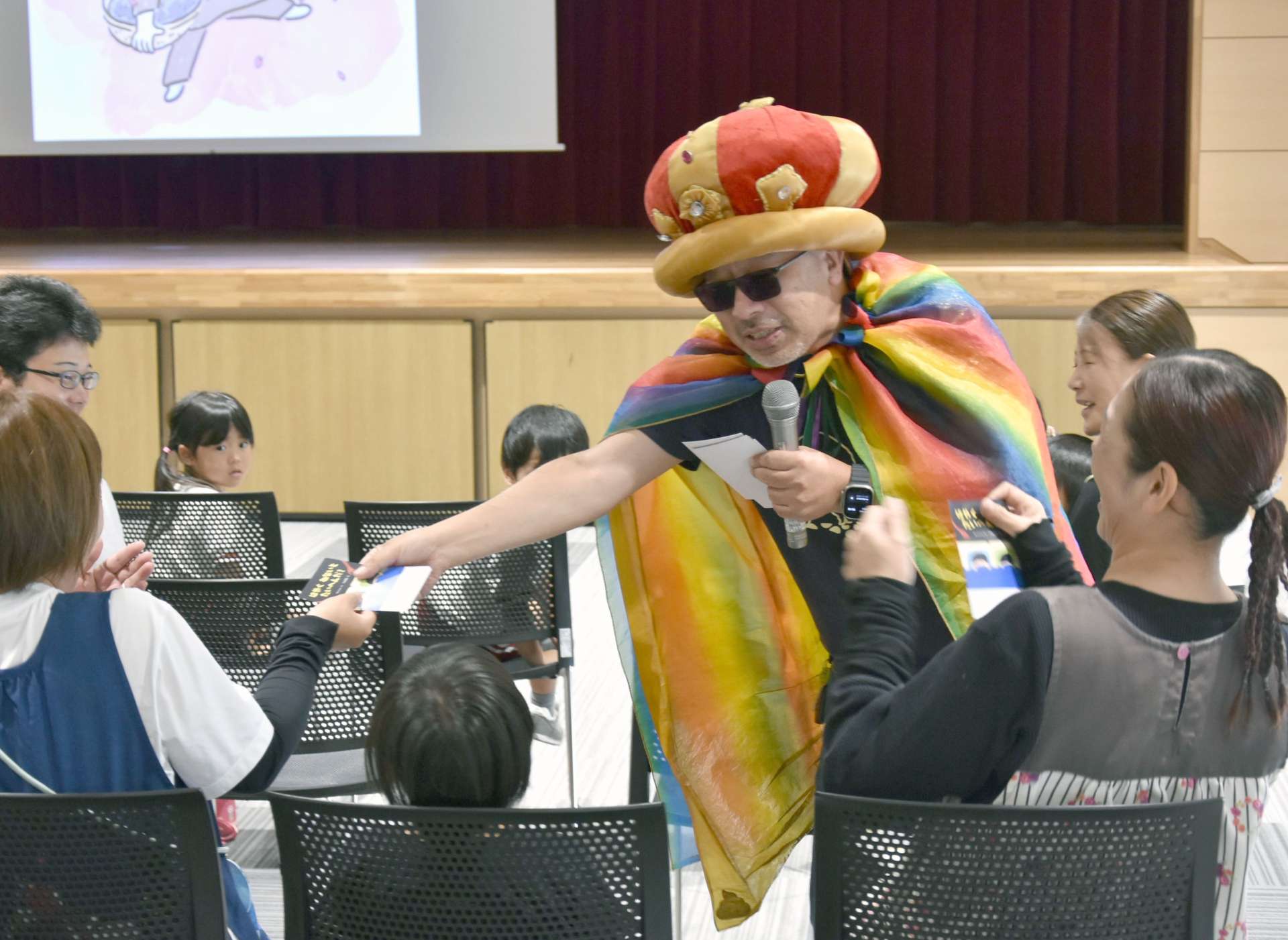 観客と交流する絵本作家のサトシンさん＝南大隅町役場