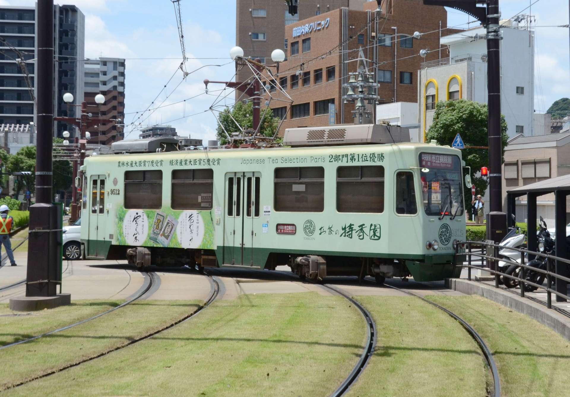 〈関連〉後輪が異なる軌道に入り、軌道をふさぐ市電＝７月７日午、鹿児島市の鹿児島駅前