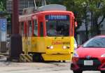 車両の右折を待つ市電＝鹿児島市加治屋町の高見馬場駅周辺（画像の一部を加工しています）