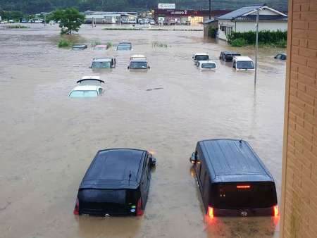 〈関連〉ボートで救出された現場近くの光景。車の天井近くまで冠水した＝２１日午後５時半ごろ、南さつま市加世田内山田（鎌田啓嗣さん提供）