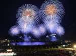 〈関連〉夜空を彩る色とりどりの花火＝２３日午後７時５０分、鹿児島市住吉町のゲストハウス・グラシアス