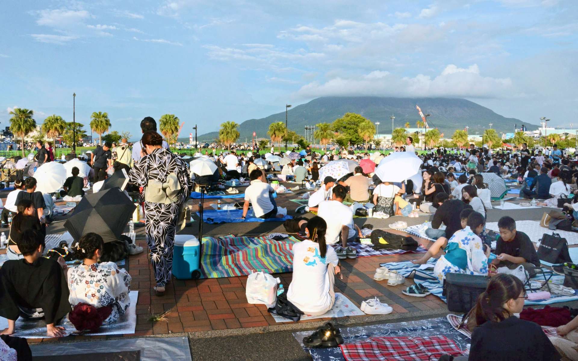 ドルフィンポート跡地南側に新設された有料自由席＝２３日、鹿児島市新港本町