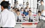 福留豪希さんの解説を聞く高校生ら＝２３日、鹿児島県庁