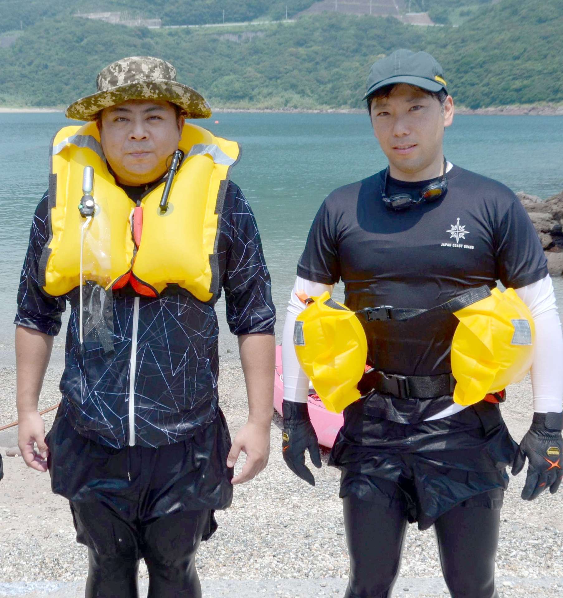 〈ライフジャケットには様々な種類がある〉膨張した状態のライフジャケットを着用する海上保安官。左は首かけタイプ、右はベルトタイプ＝７月、南さつま市坊津町久志
