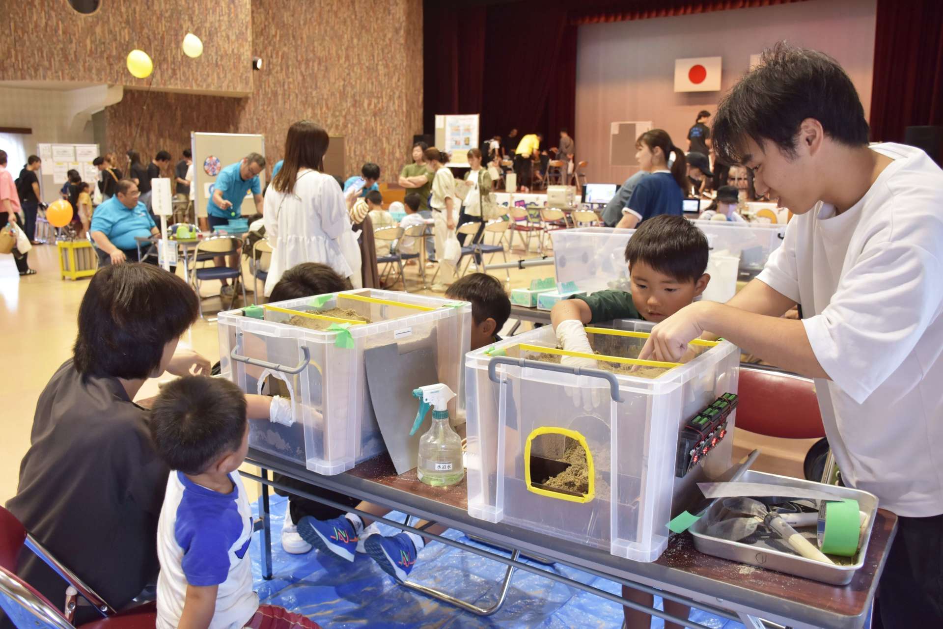 ７月の「わくわくどきどき科学教室」で、模型を使ってトンネル掘削工法を学ぶ子どもたち＝長島町開発総合センター