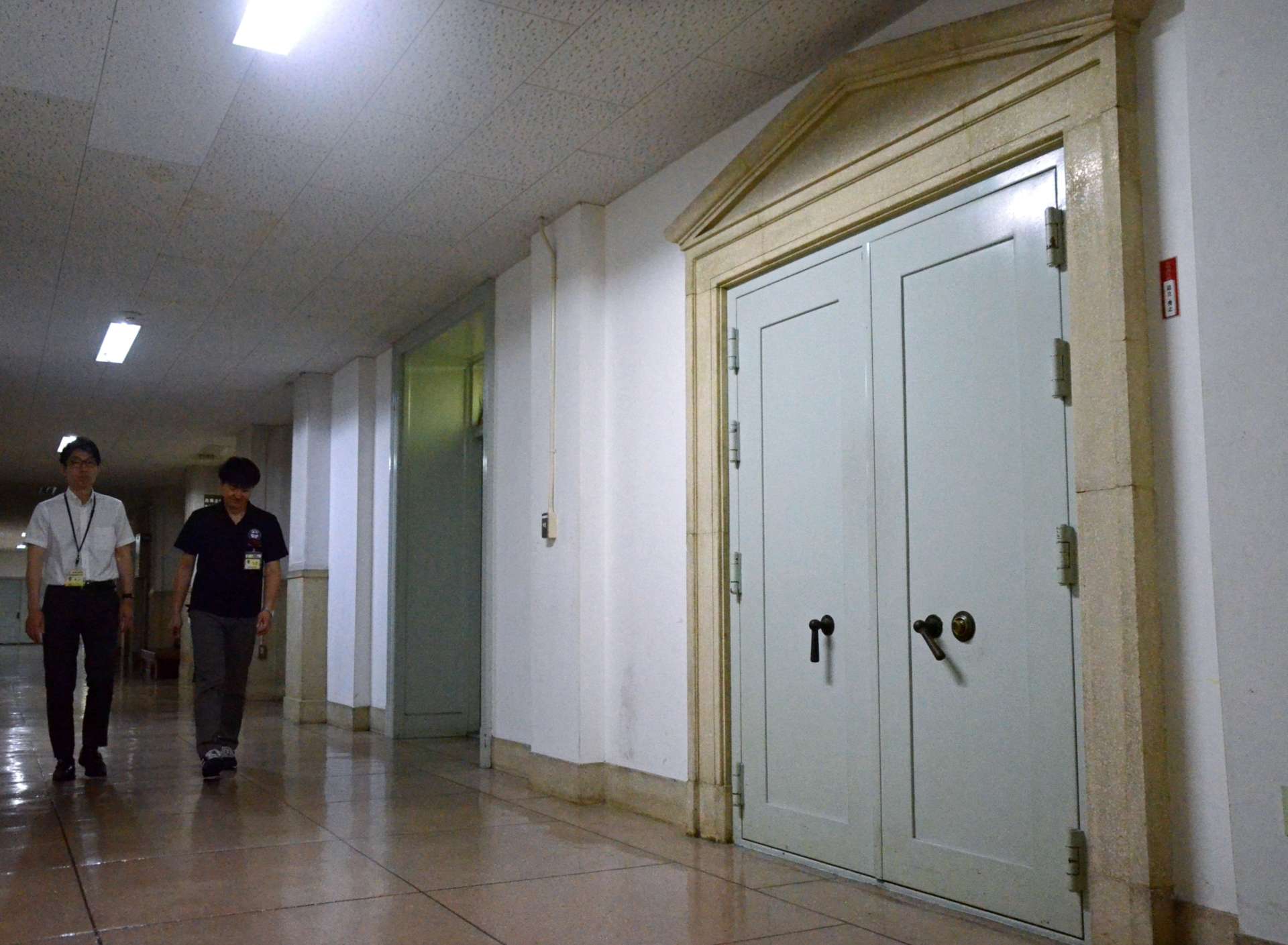 神殿をかたどったような装飾が施された「奉安室」跡。鉄製の金庫扉はダイヤル鍵で施錠されている＝鹿児島市役所本館