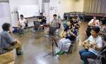 本番へ向け練習する成音会のメンバー＝霧島市隼人町真孝の富隈地区公民館