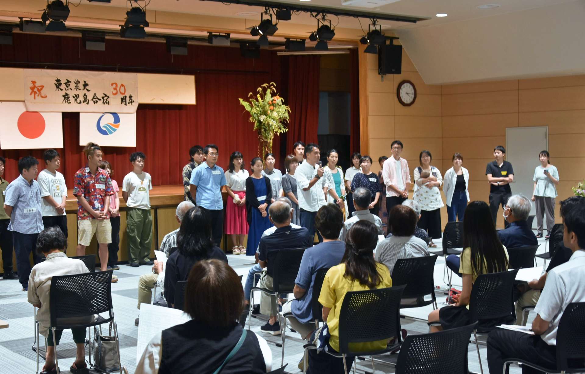 東京農業大学の南大隅合宿３０周年を祝う記念式典であいさつするＯＢら＝南大隅町役場