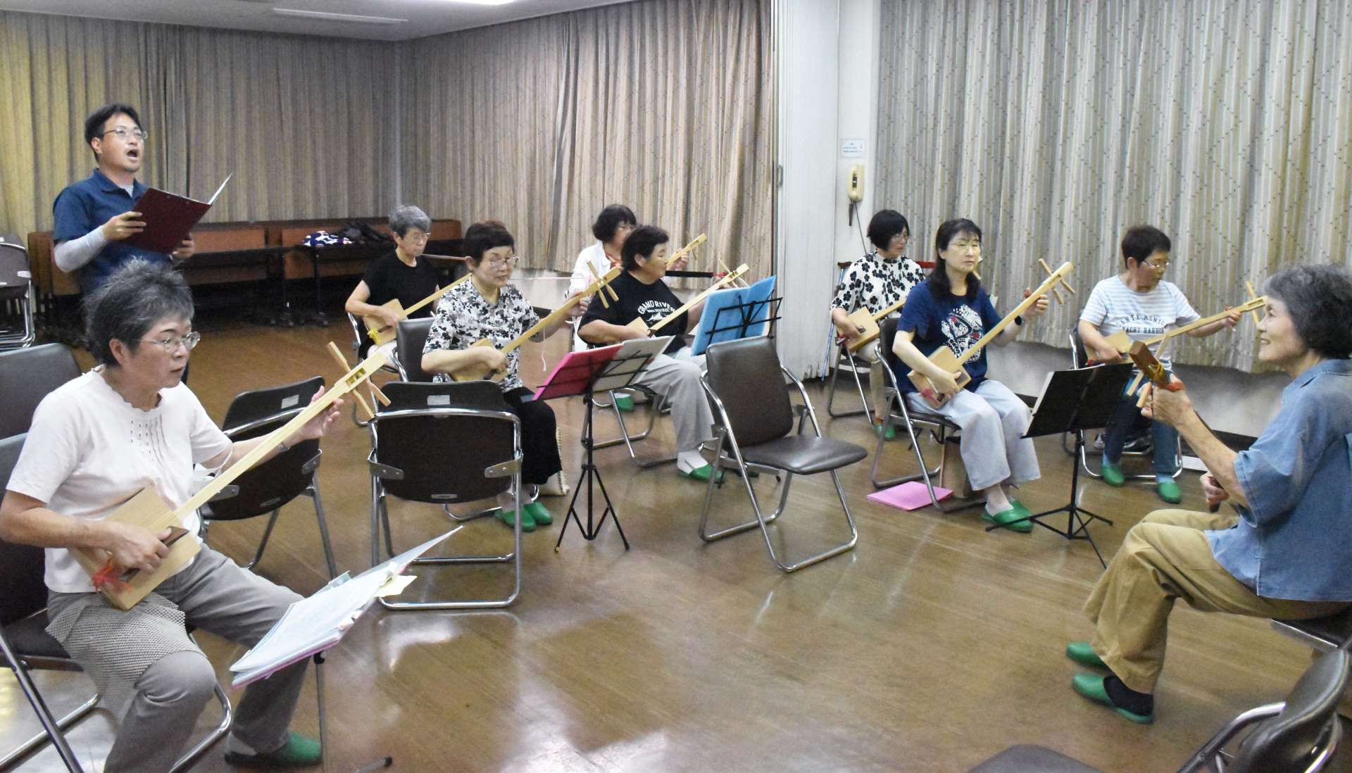本番へ向け練習する成音会のメンバー＝霧島市隼人町真孝の富隈地区公民館