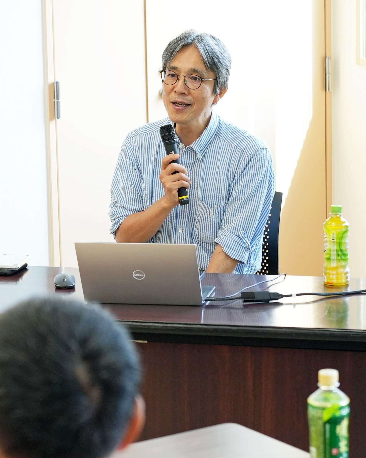 〈関連〉岩川航空基地跡の意義や保存活用について語る慶応大学の安藤広道教授＝曽於市の大隅中央公民館