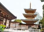 三重塔を頂いた攝護寺納骨堂の完成予想図。左側が本堂（亀山建設提供）