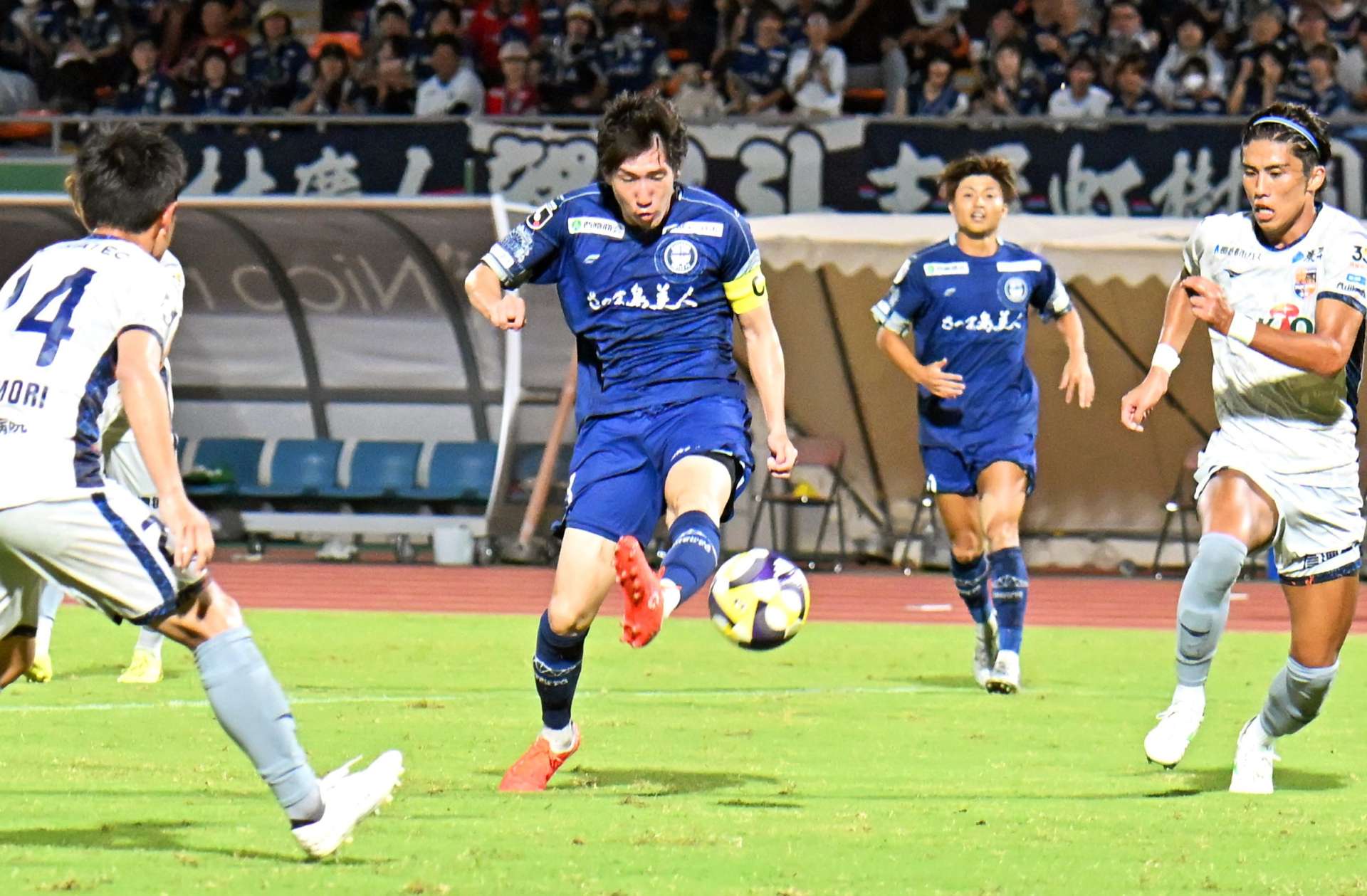 後半、鹿児島Ｕの杉井がシュートを決める＝白波スタジアム