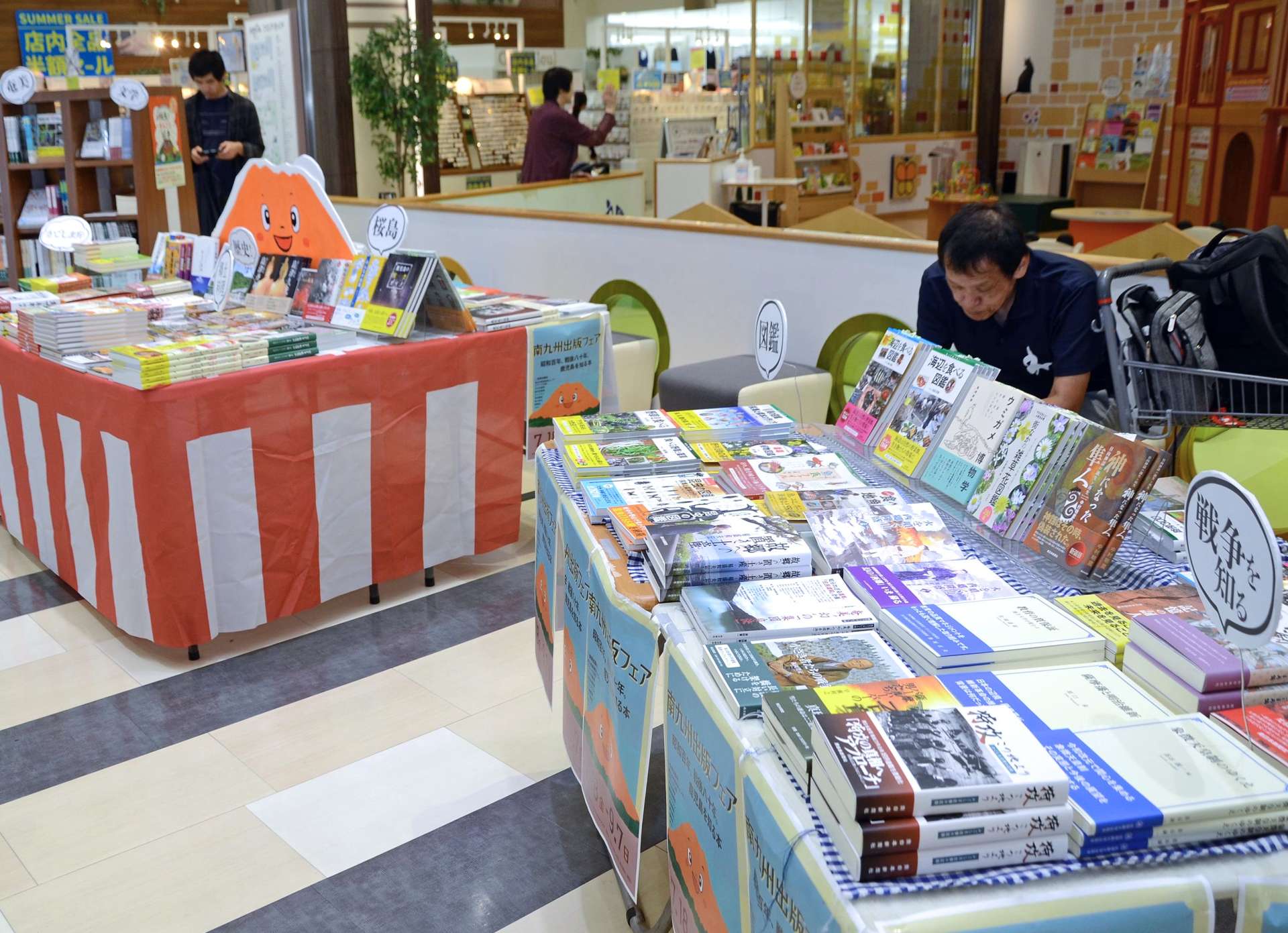 鹿児島の出版社の本が並ぶ「南九州出版フェア」＝１日、鹿児島市宇宿２丁目のブックスミスミオプシア