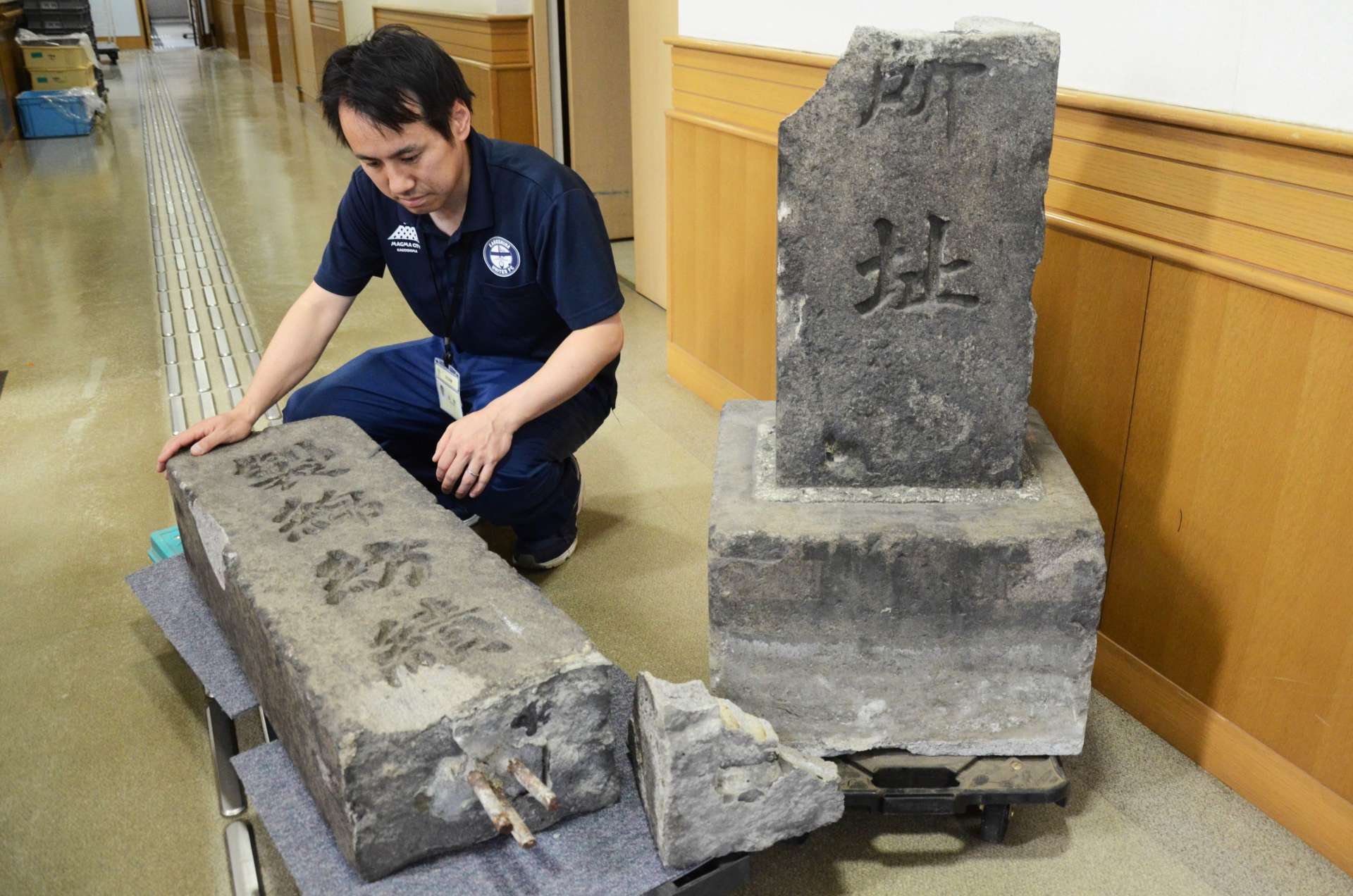 国道２２５号の郡元町交差点付近に立っていた「製綿紡績所址」の石碑。大きく三つに割れている＝鹿児島市のふるさと考古歴史館