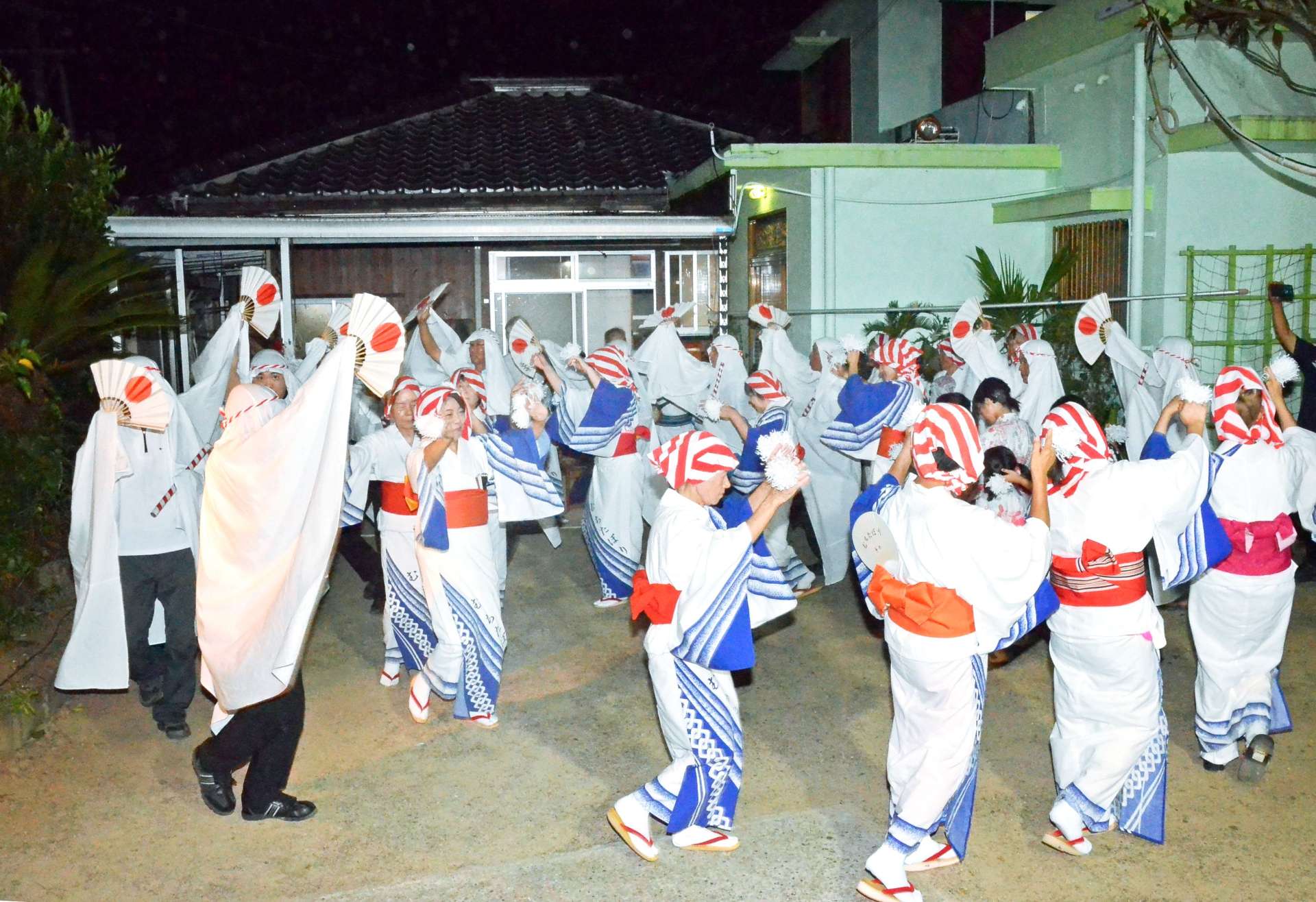 集落でにぎやかに五穀豊穣を祝うムチタボリ＝徳之島町手々