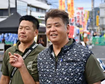 実行委員らと打ち合わせをする満留章吾さん