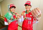 ソフトボールのＵ－１５世界大会で優勝した日本代表の永田藍（東串良中３年、右）と中村咲耶（城西中２年）＝鹿児島市の南日本新聞社