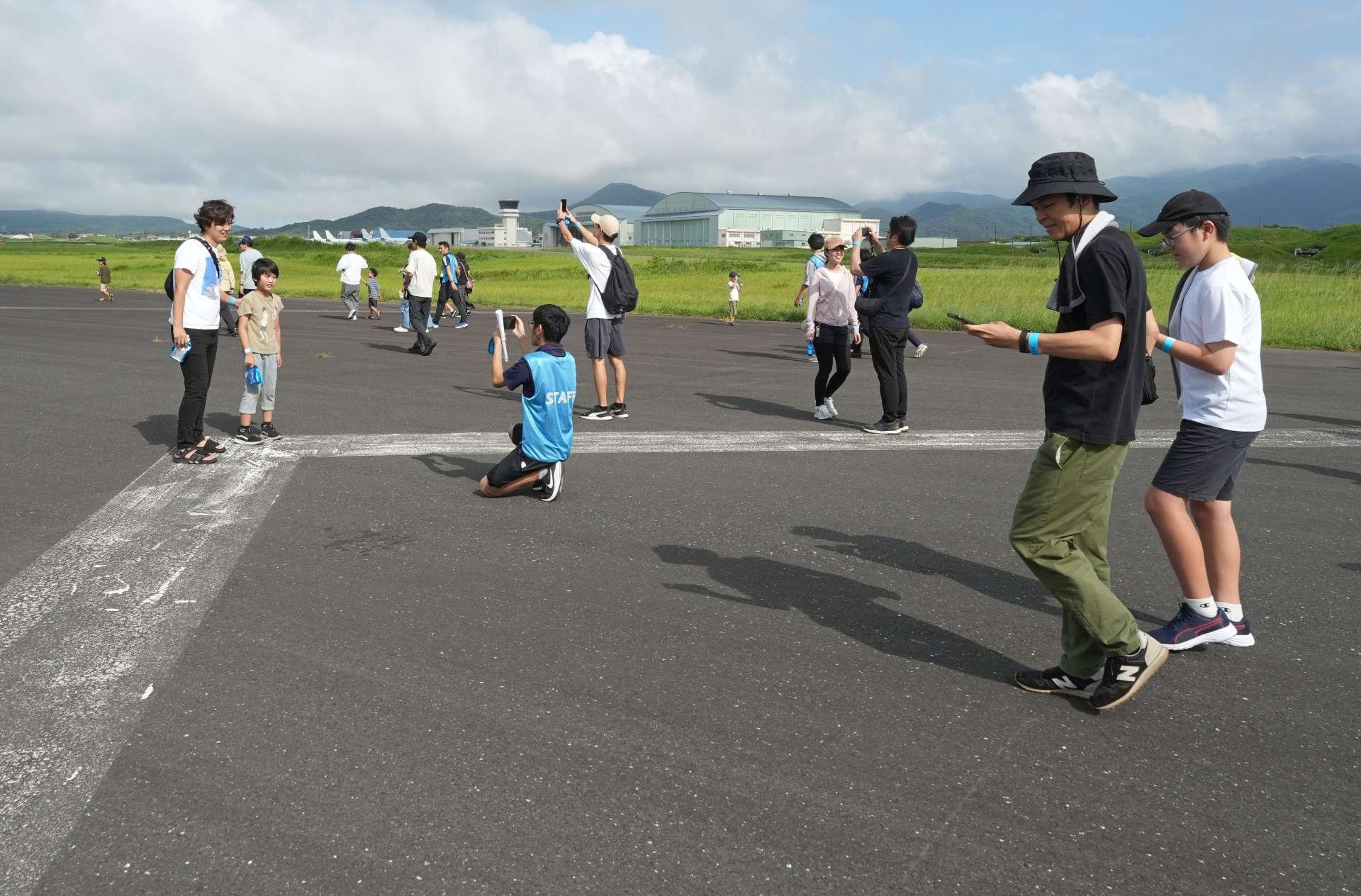 基地の副滑走路を歩くウオーキング参加者＝２４日、鹿屋市の海上自衛隊鹿屋航空基地