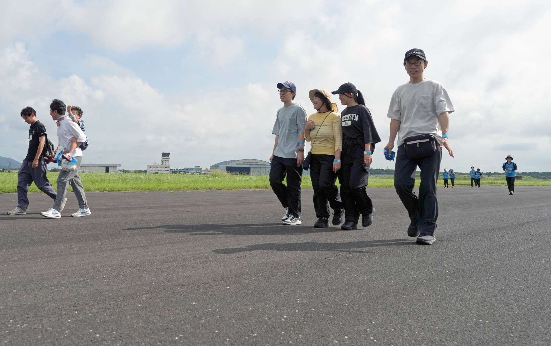 基地の副滑走路を歩くウオーキング参加者＝２４日、鹿屋市の海上自衛隊鹿屋航空基地