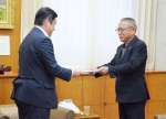 来年度の予算編成に向けた要求・提言書を手渡す連合鹿児島の下町和三会長（右）＝２５日、県庁