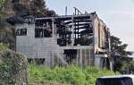 ‌２人の遺体が見つかった火災現場＝２５日午後４時４５分、長島町蔵之元