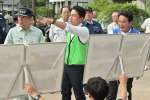 中重真一霧島市長（右）から被害状況の説明を聞く小泉進次郎農相＝２５日午後、霧島市隼人町松永