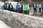 大規模な土砂流入被害が出た用水路を視察する小泉進次郎農相＝２５日午後、霧島市隼人町松永
