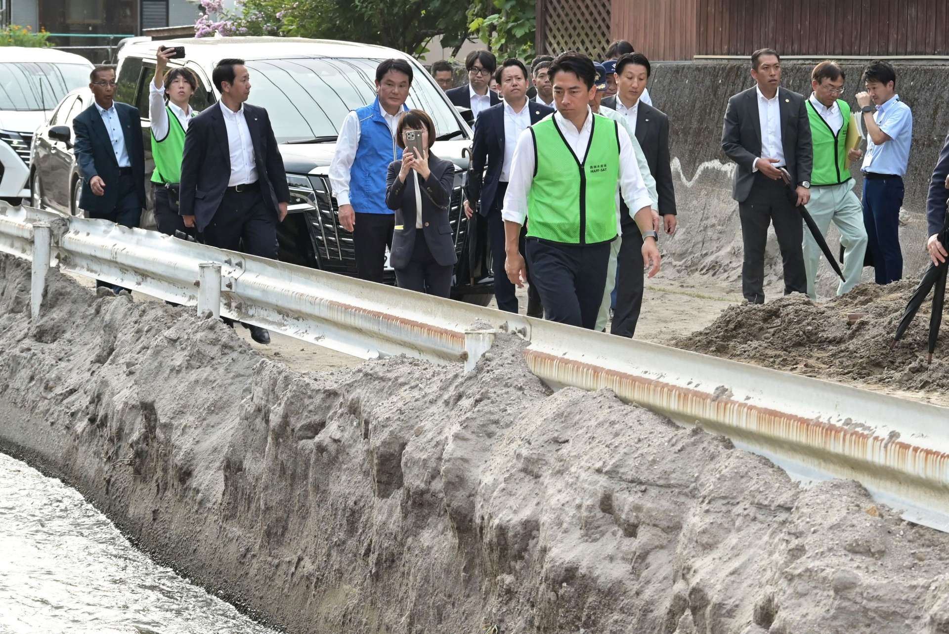 大規模な土砂流入被害が出た用水路を視察する小泉進次郎農相＝２５日午後、霧島市隼人町松永