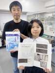 研究内容をノートにまとめた横山奈弥さん（右）と加藤太一郎准教授＝鹿児島市の鹿児島大郡元キャンパス
