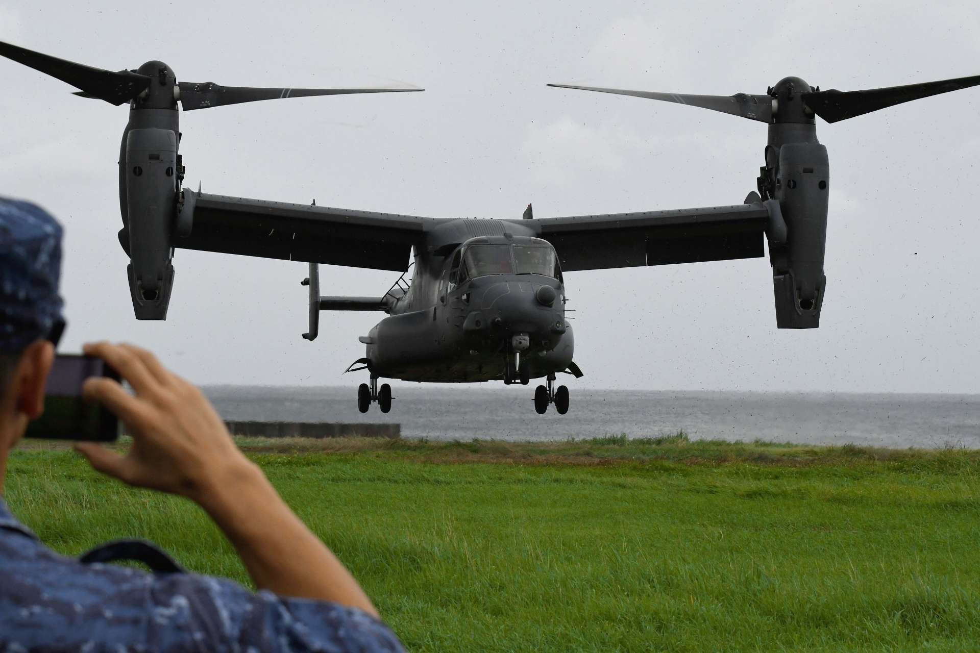 〈資料写真〉自衛隊と米軍の隊員を乗せて着陸する米軍の輸送機ＣＶ２２オスプレイ＝２０２４年１０月２５日午前１１時ごろ、徳之島町の手々海浜公園