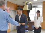 感謝状を受け取る南日本銀行国分支店の福留仁志さん（中央）と西海七さん＝２０日、霧島市の霧島署