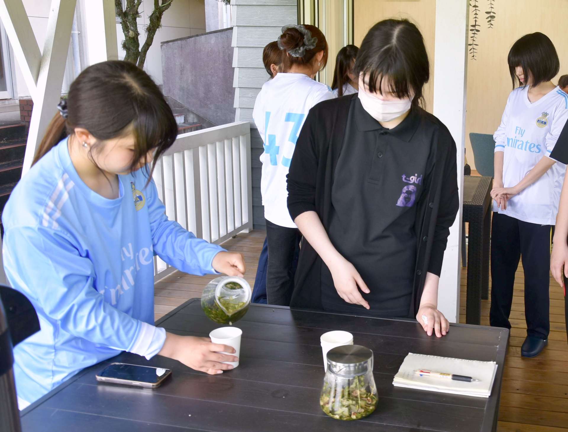 ブレンドティーの開発を進める鹿児島純心女子短大の学生＝錦江町の地域活性化センター神川