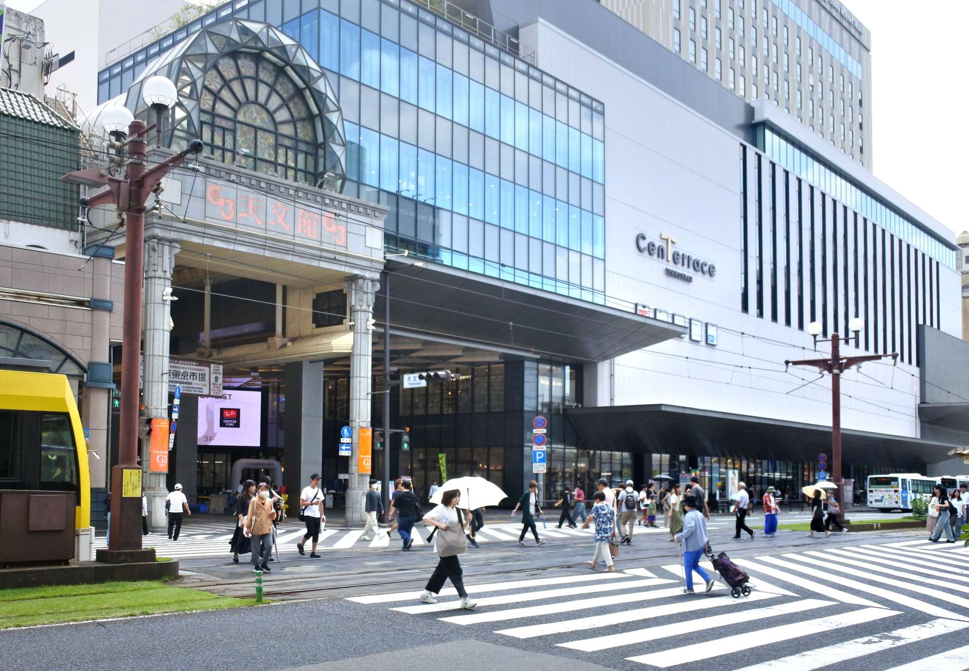 アーケード整備が予定されているセンテラス天文館前の電車通り＝２６日、鹿児島市
