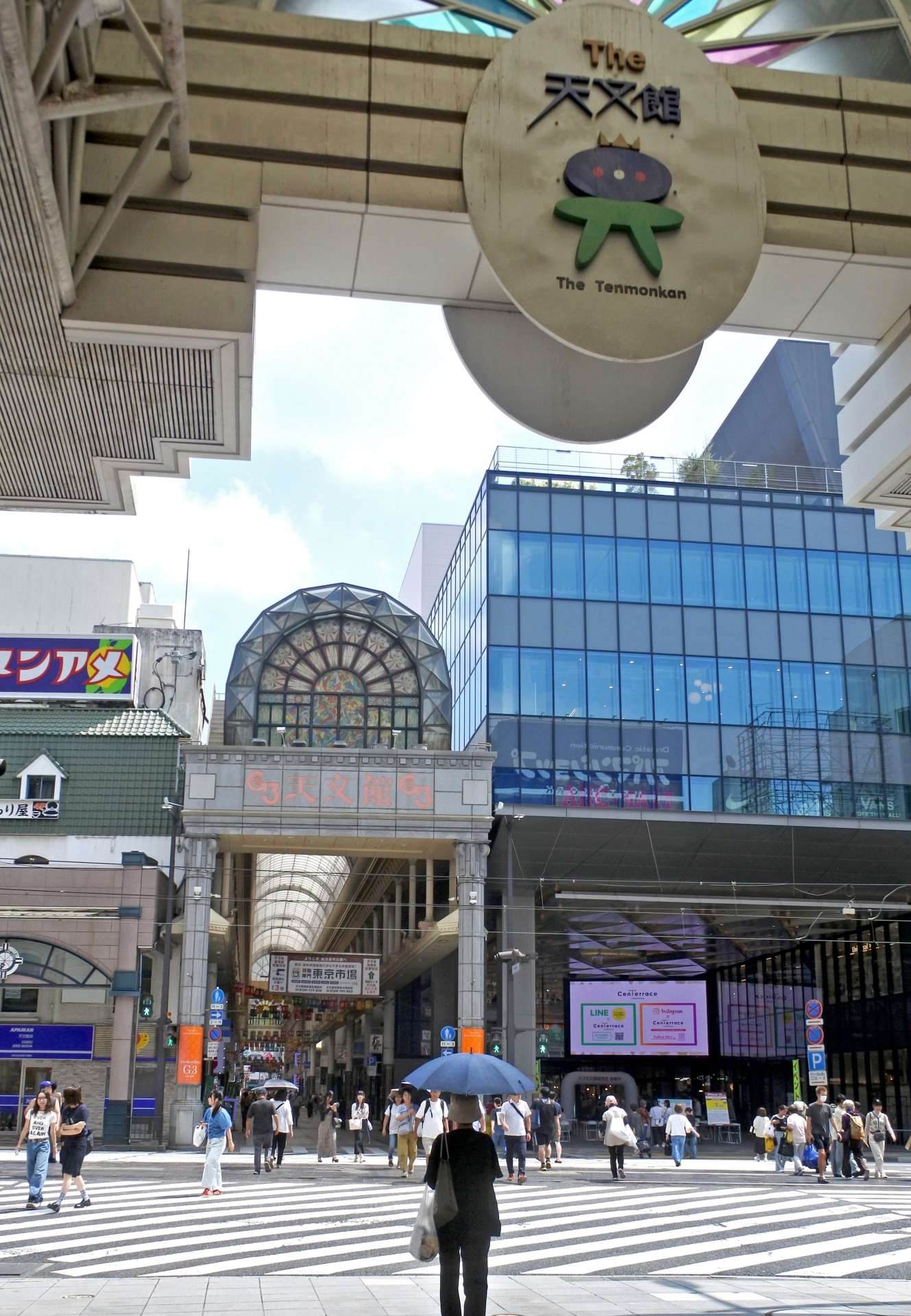 アーケード整備が予定されているセンテラス天文館前の電車通り＝２６日、鹿児島市