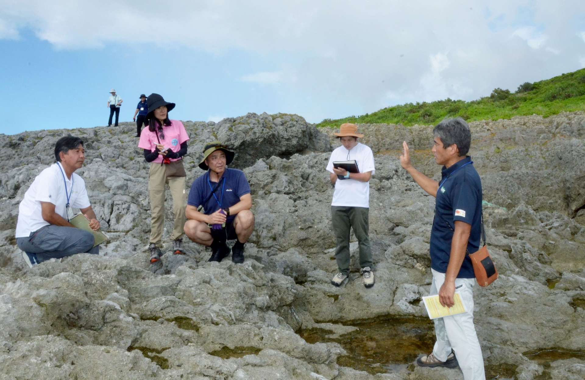 階段状の地形を視察する調査員ら＝２６日、喜界町の荒木・中里遊歩道