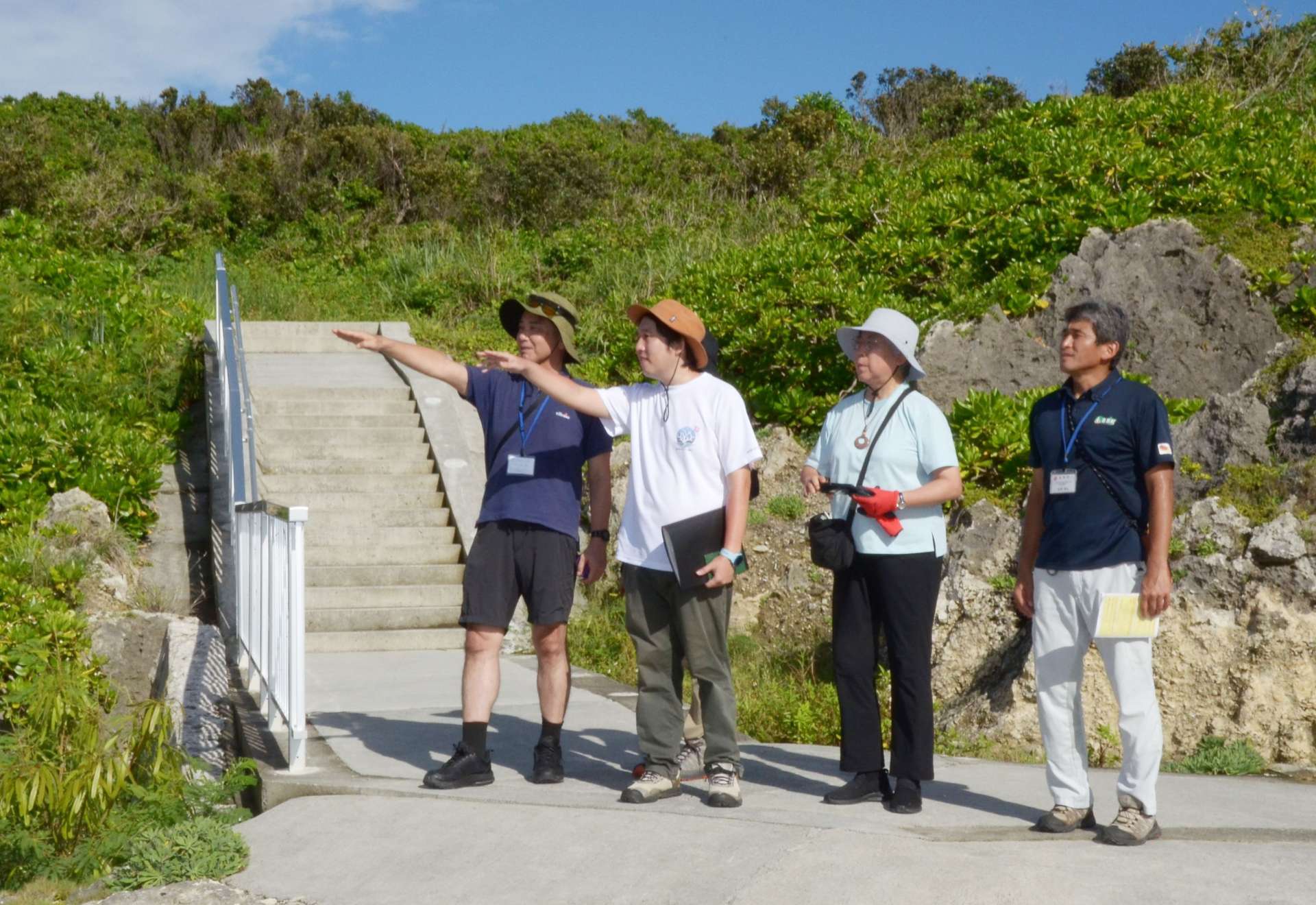 階段状の地形を視察する調査員ら＝２６日、喜界町の荒木・中里遊歩道