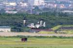 鹿屋航空基地に２回目の着陸をする陸上自衛隊の輸送機Ｖ２２オスプレイ＝２６日午後０時２５分、鹿屋市