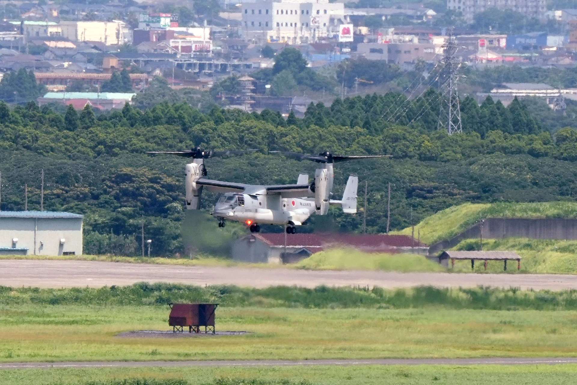 鹿屋航空基地に２回目の着陸をする陸上自衛隊の輸送機Ｖ２２オスプレイ＝２６日午後０時２５分、鹿屋市