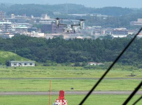 鹿屋航空基地に２回目の着陸をする陸上自衛隊の輸送機Ｖ２２オスプレイ＝２６日午後０時２５分、鹿屋市