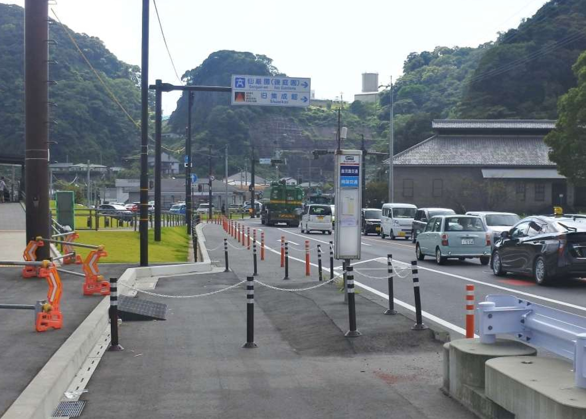 〈別カット〉バスベイ近くの歩道へ移る見込みとなった国道１０号上のバス停標識＝２７日、鹿児島市吉野町