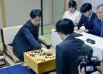 対局を振り返る一力遼名人（左）＝２７日、鹿児島市の城山ホテル鹿児島