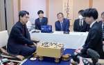 対局を振り返る一力遼名人（左）＝２７日、鹿児島市の城山ホテル鹿児島