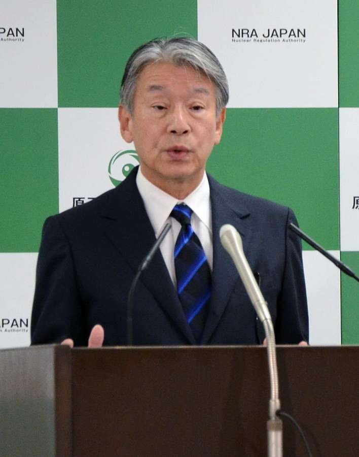 記者の質問に答える原子力規制委員会の山中伸介委員長＝２７日、東京都港区